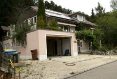 Bild: Irndorf - Freistehendes Zweifamilienhaus mit großem Platzangebot BAUJAHR: 1995