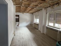 Bild: Esthal - Großzügig geschnittenes Ein- Zweifamilienhaus mit Garten
