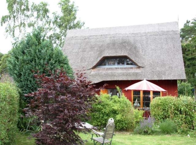 Bild: Sundhagen - 1 Reedgedecktes Ferienhaus am Strelasund, WFl., ca.65 m², 3 Zi., Küche, Bad, Garten, Terr., Balk.;