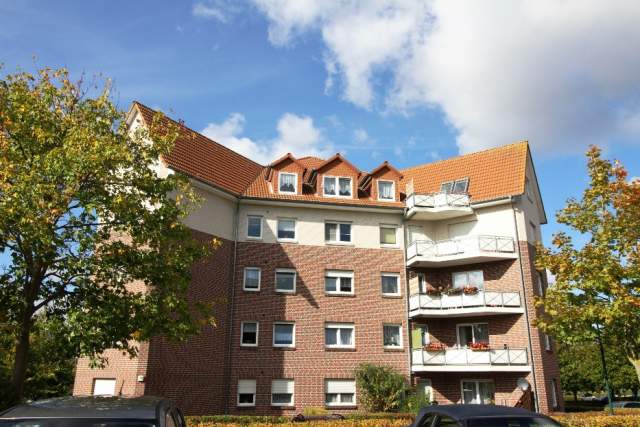 Bild: Bergen auf Rügen - EG-2-Zi.ETW in einem großem MFH, BJ 1996, WFl. 65 m², Terrasse, Stellplatz, Kellerraum;