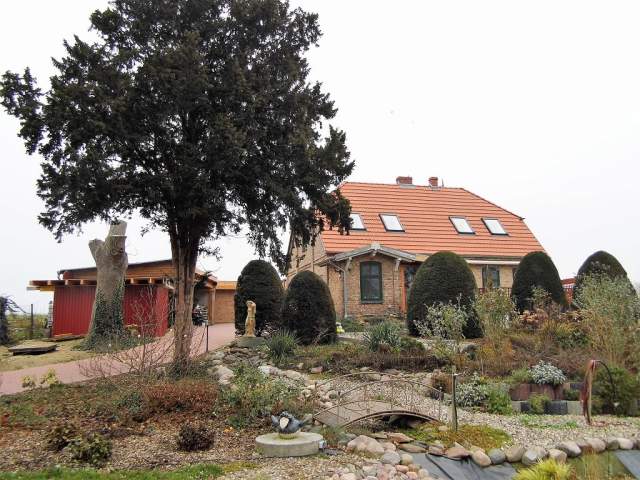 Bild: Dargun - Exclusives und solitäres Anwesen mit rießigem Gartenareal - Wintergarten, Garage, Teich