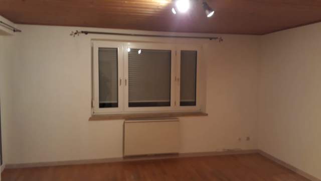 Bild: Traunreut - Tolle und helle ETW mit Balkon, Garage und Stellplatz in einer kleinen Wohneinheit, Tageslichtbad