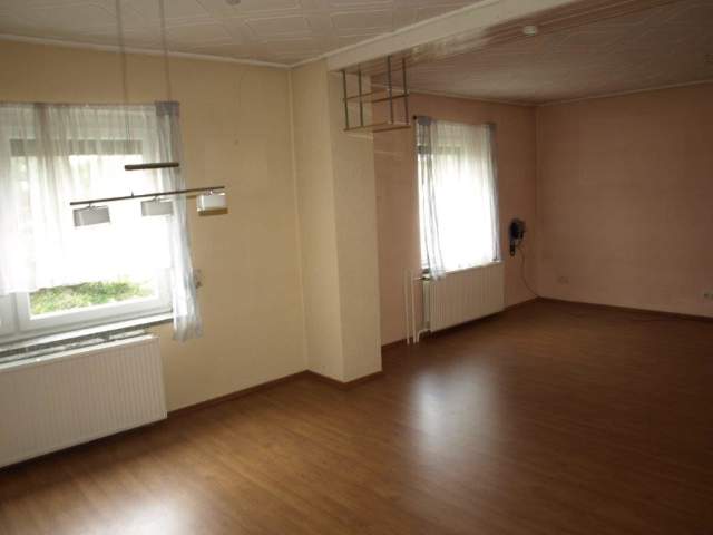 Bild: Waldheim - Einfamilienhaus mit Garten und Garage