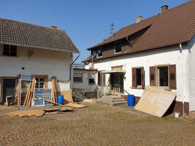 Bild: Schönborn - Bäuerliches Anwesen in Schönborn mit großem Hof und 2 Scheunen sucht den geschickten Handwerker
