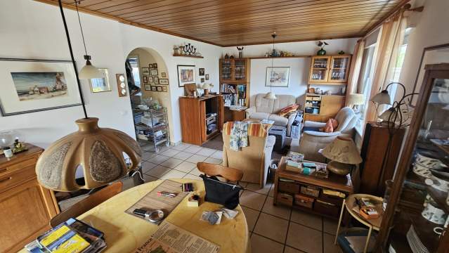 Bild: Beindersheim - Freistehendes 2-Fam. Haus mit mit Vor- und Rückgarten in ruhiger Lage in Beindersheim