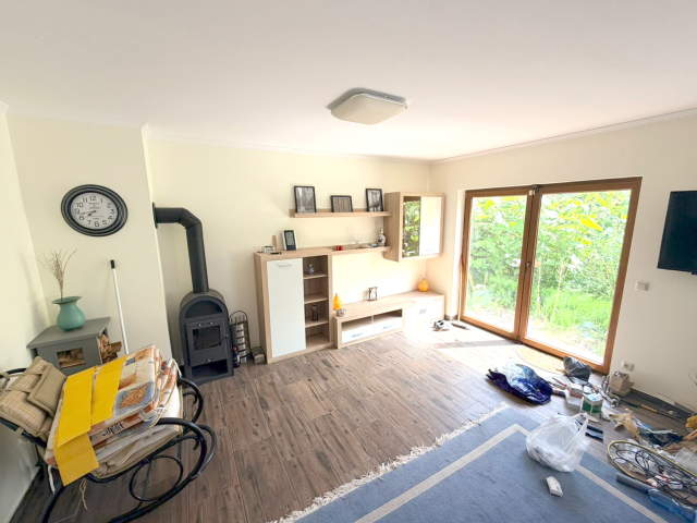 Bild: Loissin - Freistehendes Zweifamilienhaus mit großem Grundstück und Garage