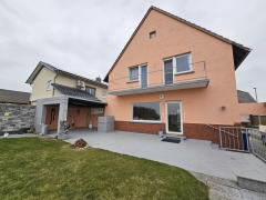 Bild: Offstein - Sehr gepflegtes, freistehendes Einfamilienhaus mit Vor- und Rückgarten sowie Garage
